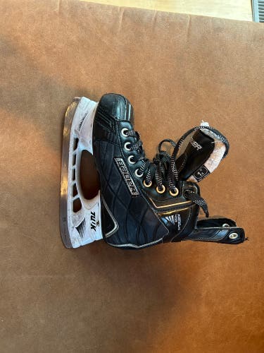 2012 Bauer Nexus 400 Hockey Skates Regular Width Size 1.5 (Used)