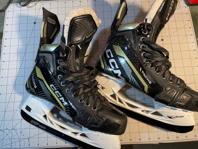 2022 CCM AS-V Pro Hockey Skates Wide Width 7.5 (Used) With black step steel blades.