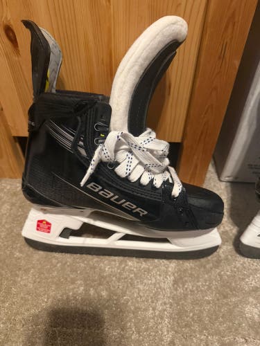 2023 Bauer Vapor Hyperlite 2 Hockey Skates Wide Width 7 (New)