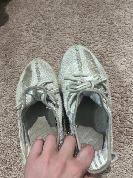 Unisex 6Y (Big Kids / Youth) Adidas Tennis Shoes (Used)