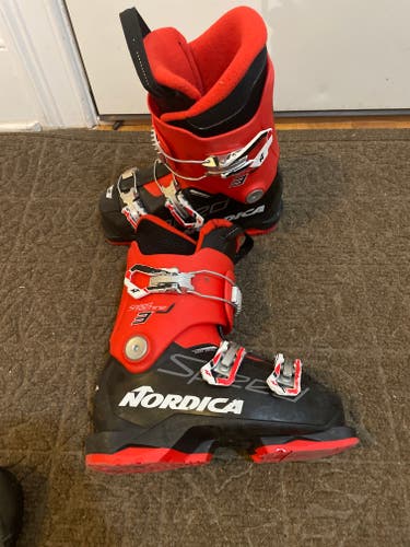 Mondo 22 & 22.5 Nordica Speedmachine J 3 Ski Boots (Used)