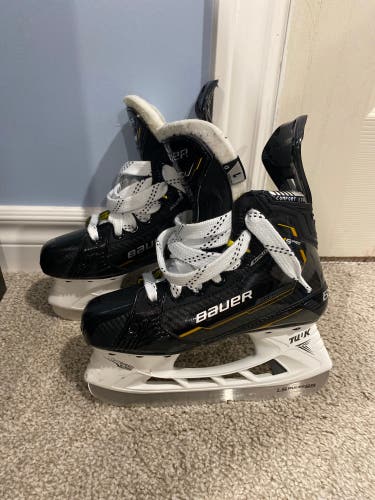 Bauer Supreme M5 Pro Hockey Skates Regular Width Size 1 (Used)