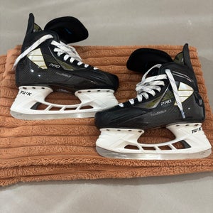 True Catalyst Pro Hockey Skates Regular Width 8 (Used)