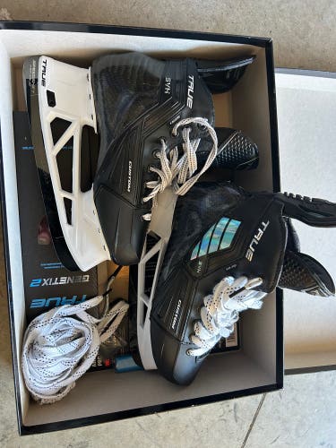 2025 True SVH Pro Hockey Skates Regular Width 8 (New)