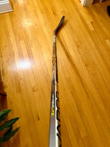 Senior Bauer Vapor Hyperlite Right Handed Hockey Stick P28 82 Flex (Used - Like New)