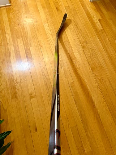 Senior Bauer Vapor Hyperlite 2 Right Handed Hockey Stick P28 77 Flex (Used)