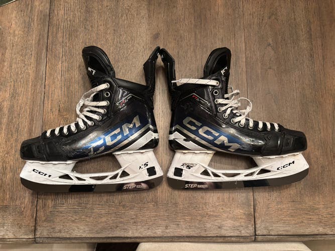 Custom Navy and White CCM JetSpeed FT6 Pro Hockey Skates Regular Width Pro Stock 9 (Used)
