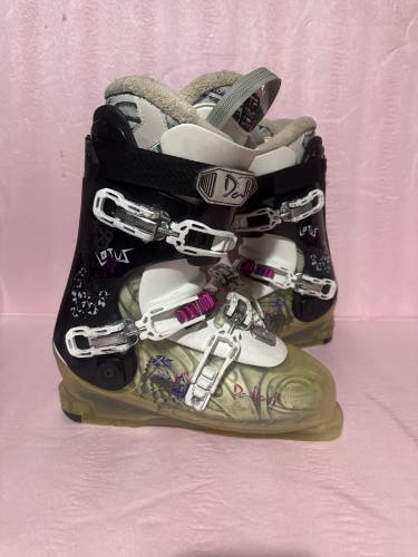 Mondo 26 & 26.5 Women's Dalbello  Lotus All Mountain Ski Boots (Used)
