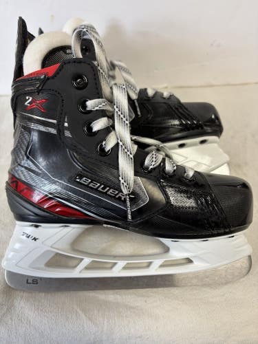 Junior Youth Size 13 EE Bauer Vapor 2X Ice Hockey Skates