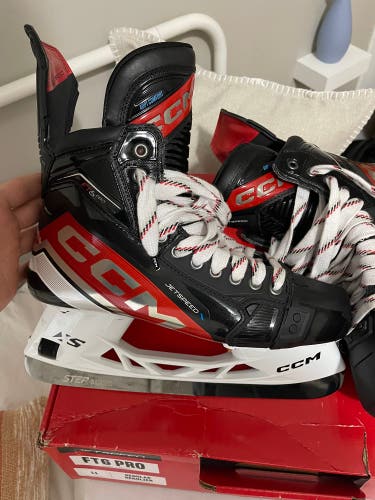 CCM JetSpeed FT6 Pro Hockey Skates Regular Width 10.5 (Newish) Extra Runners and Holder