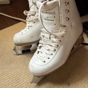 Jackson Ultima Freestyle Figure Skates B Junior 2.5 with Pattern 99 Blades