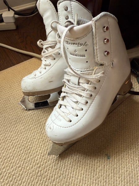 Jackson Ultima Freestyle Figure Skates B Junior 2.5 with Pattern 99 Blades