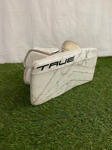 White Intermediate True Catalyst 7x3 Goalie Gloves & Blockers Regular (Used)