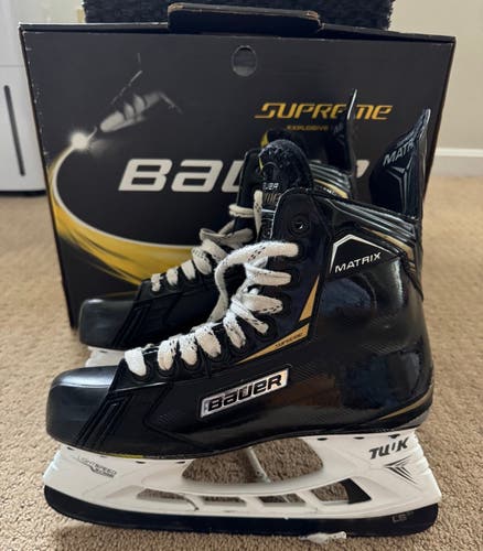 Bauer Supreme Matrix Hockey Skates Regular Width 9 (Used)