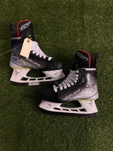 Intermediate Bauer Vapor Hyperlite Hockey Skates 6 (Used)