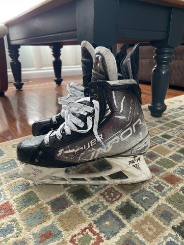2021 Bauer Vapor Hyperlite Hockey Skates Regular Width Pro Stock 9 (Used)