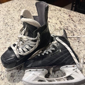 Bauer Hockey Skates Extra Wide Width Size 4 (Used)