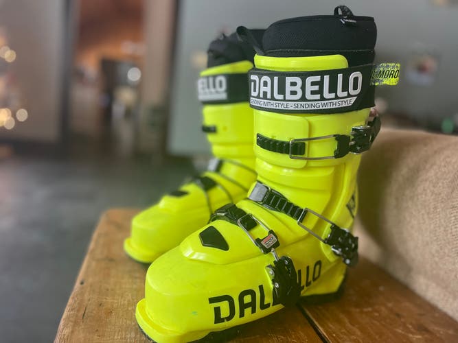 Mondo 26 & 26.5 Unisex Dalbello Il Moro 110 Park Ski Boots Medium Flex (Used)