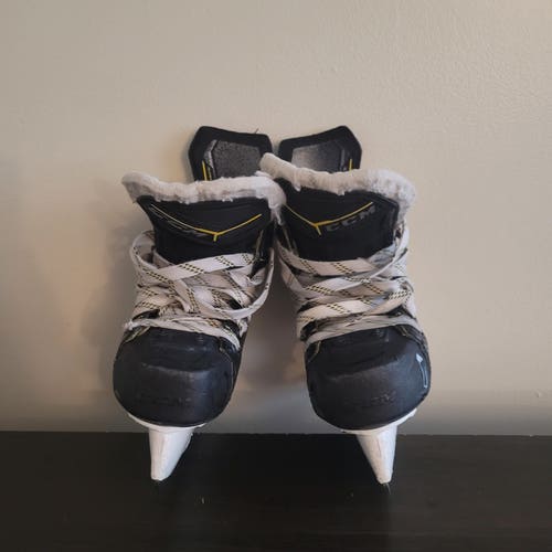CCM Super Tacks 9380 Hockey Skates Regular Width Size 2 (Used)