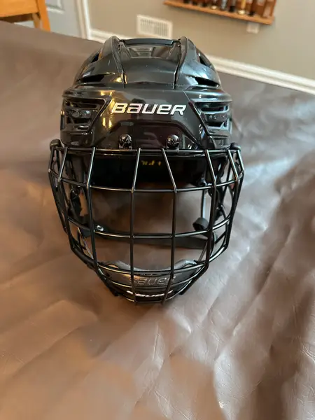 Medium Bauer Re-Akt 90 Helmet (Used)