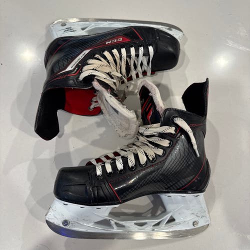 2015 CCM JetSpeed 270 Hockey Skates Regular Width Size 5.5 (Used)