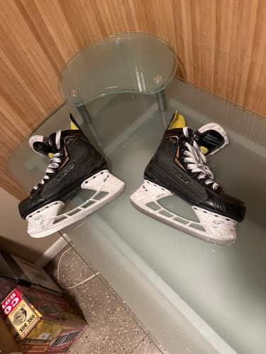 2018 Bauer Supreme S25 Hockey Skates Size 4 (Used)