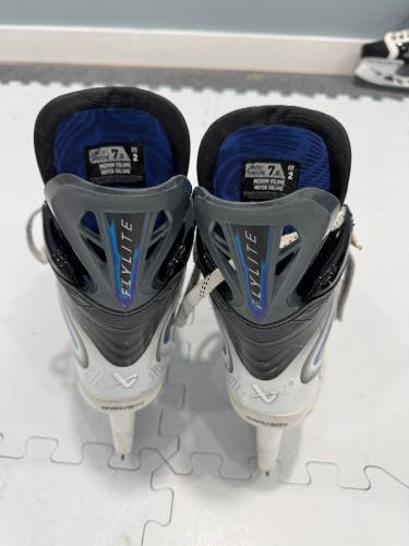 2025 Bauer Vapor Flylite Hockey Skates Wide Width 7.5 (Used)