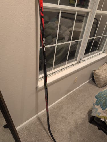 Senior Bauer Vapor FlyLite Right Handed Hockey Stick P88 77 Flex (Used)