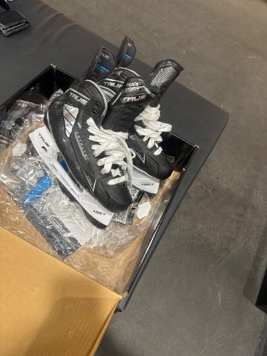 2024 True Catalyst 9X4 Hockey Skates Regular Width 8 (New)