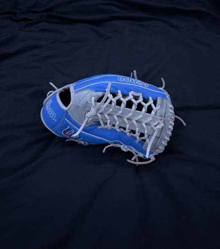 Wilson A2000 RH Outfield Baseball Glove 12.25" (Used)