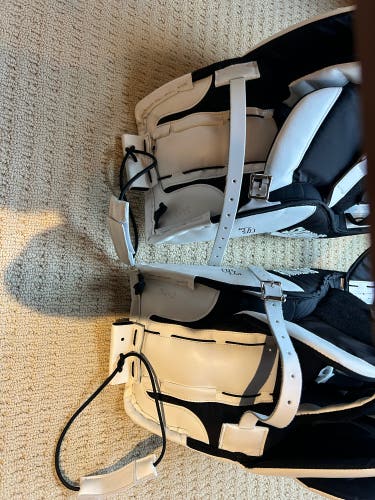 34" 2025 Simmons Ultra Light Goalie Leg Pads (Used)