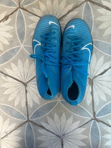 Blue Unisex 6Y (Big Kids / Youth) Nike Turf Cleats Cleats (Used)
