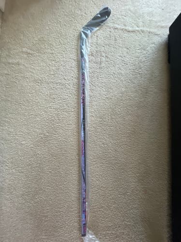 Intermediate Bauer Twitch Right Handed Hockey Stick P28 55 Flex (New)