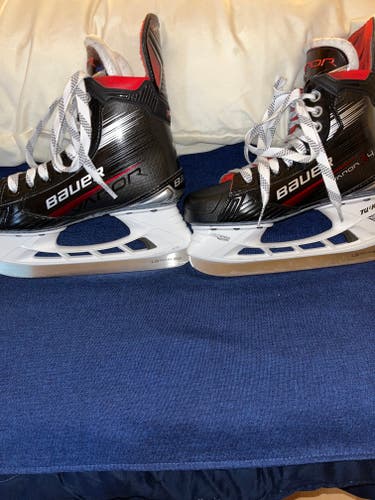 2023 Bauer Vapor 4 Hockey Skates Size 4 (Used)
