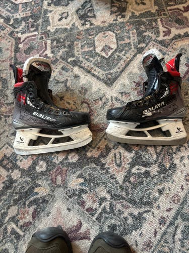 2023 Bauer Vapor X5 Pro Hockey Skates Regular Width Size 2 (Used)