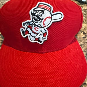 Red Men's 7 1/8 New Era Hat (Used)