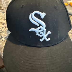 Black Men's 7 1/4 New Era Hat (Used)