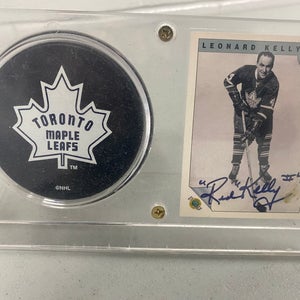 Red Kelly card/puck autographed