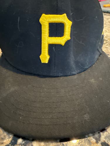 Black Men's 7 1/8 New Era Hat (Used)