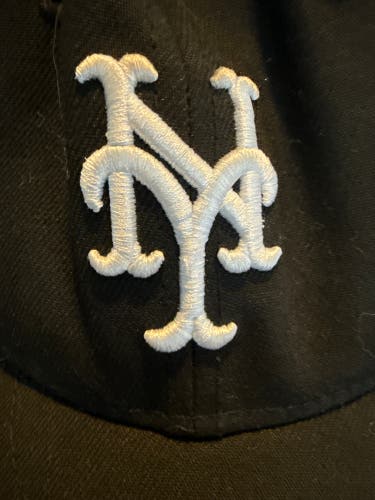 Black Men's 7 1/4 New Era Hat (Used)