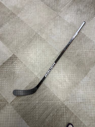 Junior Bauer Vapor Hyperlite Right Handed Hockey Stick P92 30 Flex (Used)