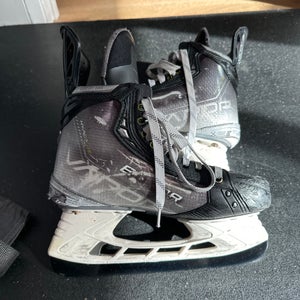 2023 Bauer Vapor Hyperlite 2 Hockey Skates 6 w/ extra blades (Used)
