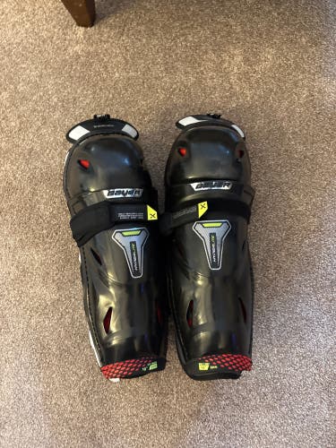 Intermediate Bauer Vapor Hyperlite 13" Shin Pads (Used)