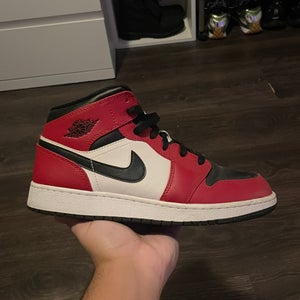 Men's Size M 7.0 (W 8.0) Jordan 1 Mid
Chicago Toe