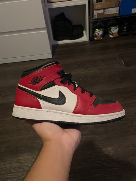 Men's Size M 7.0 (W 8.0) Jordan 1 Mid
Chicago Toe