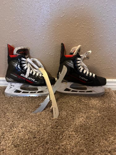 2023 Bauer Vapor X4 Hockey Skates Regular Width Size 5.5 (Used)