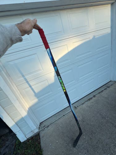 Senior Bauer Vapor FlyLite Right Handed Hockey Stick P28 77 Flex (Used)