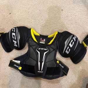 Small Junior CCM Tacks 9550 Shoulder Pads (Used)