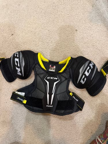 Small Junior CCM Tacks 9550 Shoulder Pads (Used)