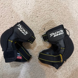 Youth Medium CCM Tacks 9550 Elbow Pads (Used)